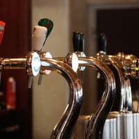 Proef &eacute;&eacute;n van de acht pilseners of speciaalbieren van de tap.