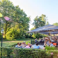 Gezellig lunchen op het heerlijke terras.